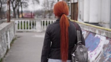 Bir hırsız kadın çantası çalar..