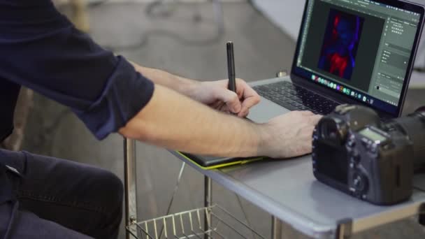 Mãos de um fotógrafo masculino, designer usar um tablet gráfico . — Vídeo de Stock