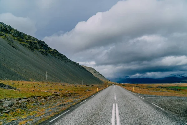 El camino que cruza el horizonte, el paisaje islandés . — Foto de Stock