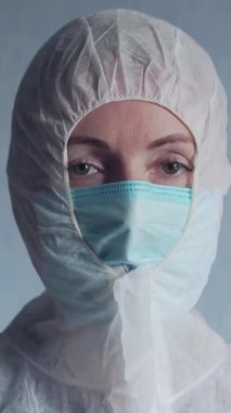 Kadın doktor güvenlik gözlüğü takıyor..
