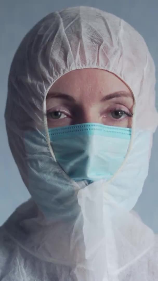 Médico femenino se pone gafas de seguridad . — Vídeo de stock