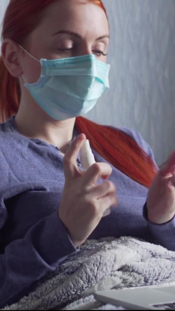 Η γυναίκα απολυμαίνει τα χέρια με αντισηπτικό σπρέι. — Αρχείο Βίντεο