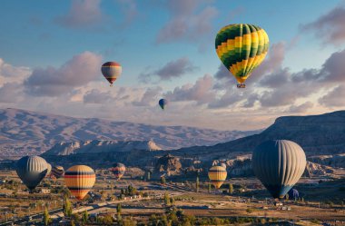Günbatımında sıcak hava balonları.