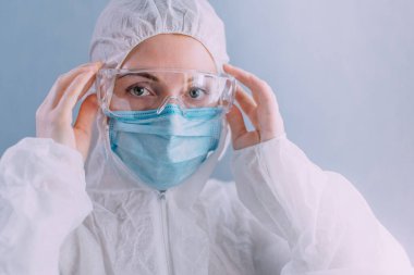 Koruyucu kıyafetli bir kadın doktor..