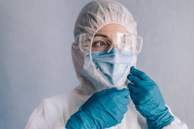 Koruyucu kıyafetli bir kadın doktor..