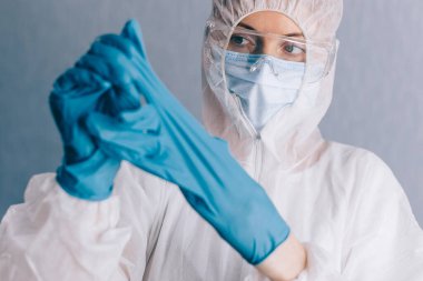 Doktor eldivenlerini çıkardı..