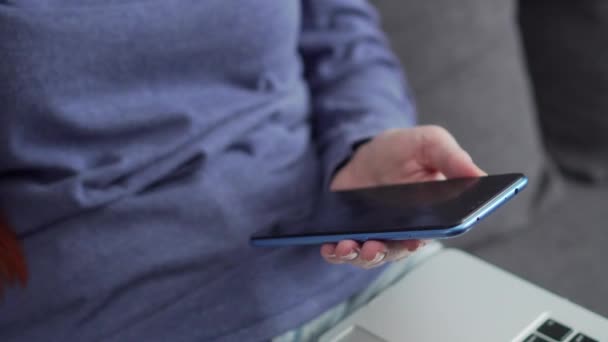 Жінка натирає смартфон антибактеріальною серветкою . — стокове відео