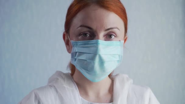 Portrait of a nurse in a facial mask. — Stock Video