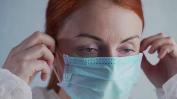Eine müde Krankenschwester nimmt die Maske ab. — Stockvideo