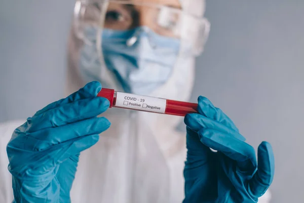 कोरोनावायरस पर विश्लेषण के लिए रक्त के साथ टेस्ट ट्यूब . — स्टॉक फ़ोटो, इमेज