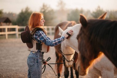 Kadın çiftçi atlarla çalışıyor..