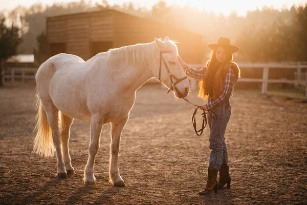 Une agricultrice travaille avec des chevaux. — Photo