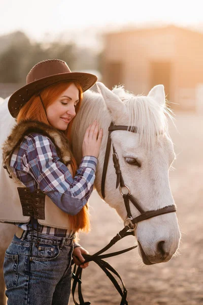 ผู้หญิงคนหนึ่งจูบม้าที่ฟาร์ม . — ภาพถ่ายสต็อก