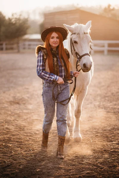 Vrouwelijke boer werkt met paarden. — Stockfoto