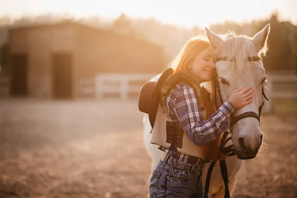 A woman stroking a horse at a ranch. — Stock Photo, Image