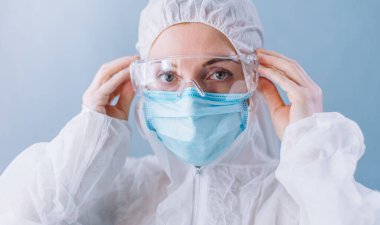 Koruyucu kıyafetli bir kadın doktor..