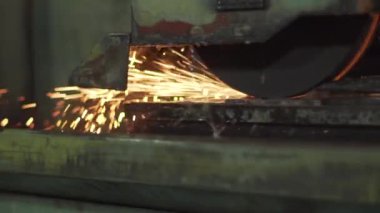 Makine metal oluşum kıvılcımlarını işliyor.