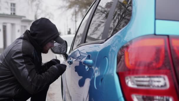 Car thief hacks someone elses car. — Stock Video