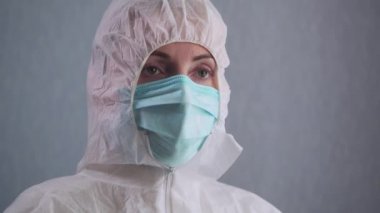 Kadın doktor güvenlik gözlüğü takıyor..