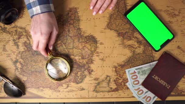 Traveler sta considerando una mappa del mondo . — Video Stock