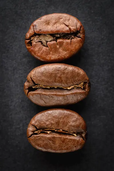 Три кавові зерна, супер крупним планом . — стокове фото