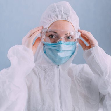 Koruyucu kıyafetli bir kadın doktor..