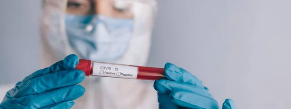 कोरोनावायरस पर विश्लेषण के लिए रक्त के साथ टेस्ट ट्यूब . — स्टॉक फ़ोटो, इमेज