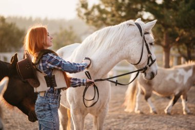 Kadın çiftçi atlarla çalışıyor..