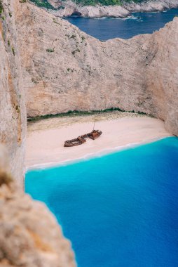 Harap olmuş eski bir gemi, deniz kıyısında uzanıyor. Yunanistan.