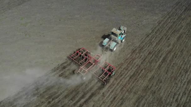 トラクターが畑の土を耕す. — ストック動画