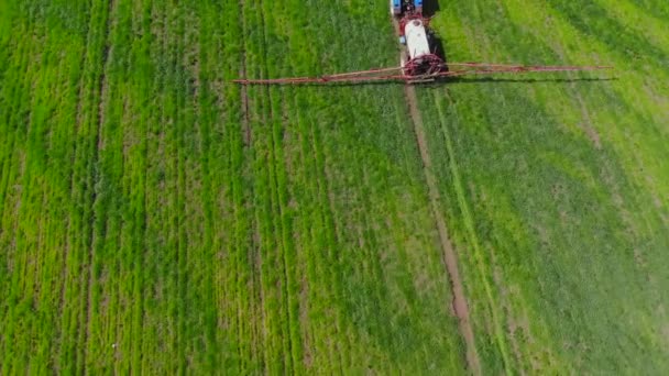 Pulvérisateur tracteur suivant sur le terrain . — Video