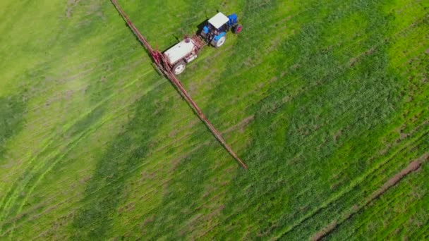 Тракторный распылитель работает в поле . — стоковое видео