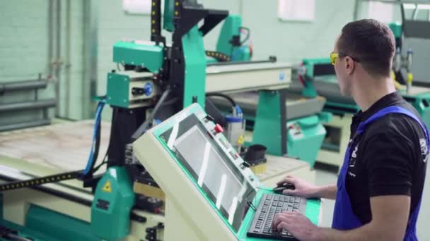 남성 CNC 기계 조작자 컨트롤 패널에 타이핑. — 비디오
