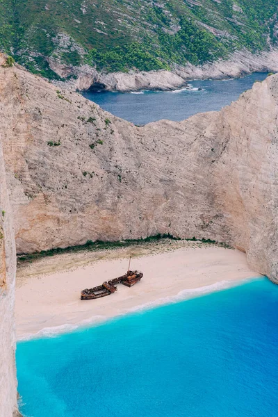 An old rusted ship, wrecked, lies on the seashore. Greece. — 스톡 사진