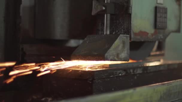 The machine processes metal forming sparks. — Stock Video