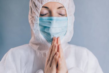 Bir kadın doktor dua ediyor. Kapat..