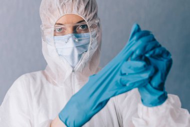 Doktor eldivenlerini çıkardı..