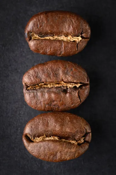 Три кавові зерна, супер крупним планом . — стокове фото