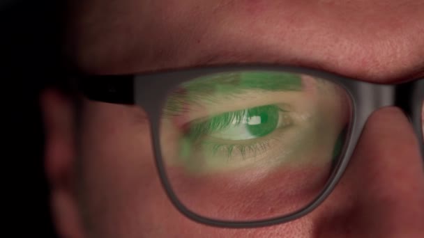 Ein Mann surft im Internet, eine Nahaufnahme mit Brille. — Stockvideo