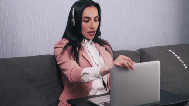 Eine Frau arbeitet fernab von zu Hause. — Stockvideo
