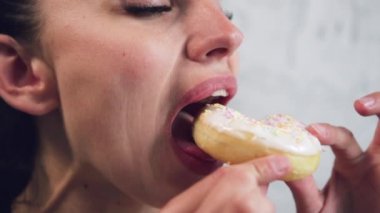 Çörek yiyen bir kadın, yakın plan..
