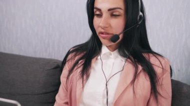 Evden uzakta çalışan bir kadın..