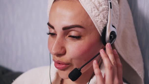 Une femme travaille à distance de la maison . — Video