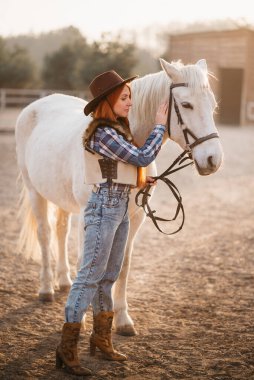 Kadın çiftçi atlarla çalışıyor..