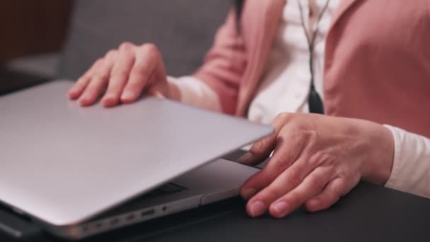 Een vrouw werkt op afstand van huis.. — Stockvideo