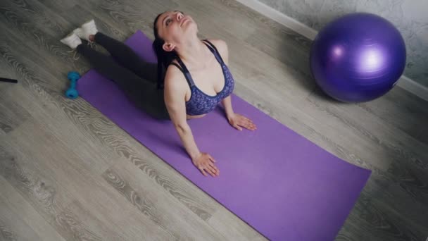 Femmina che fa yoga a casa . — Video Stock