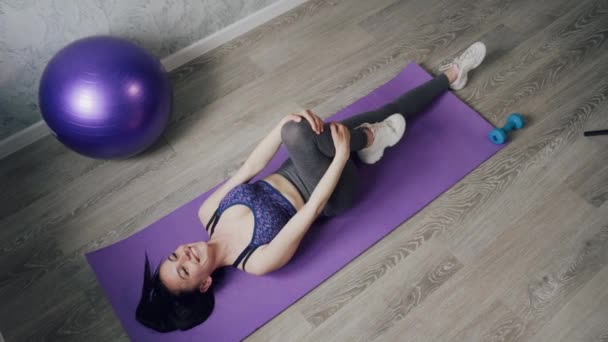 Una mujer se está calentando antes de entrenar . — Vídeo de stock