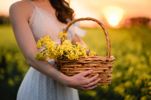 Närbild av gula vilda blommor i en korg. — Stockfoto