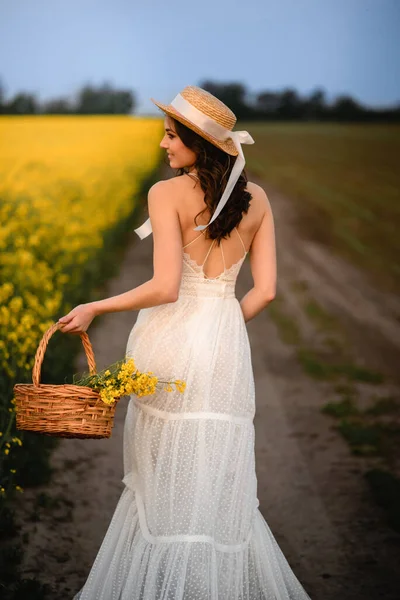 Gyönyörű nő egy virágzó mezőn.. — Stock Fotó