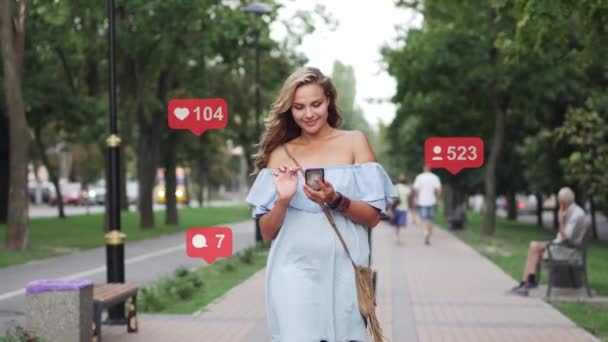 Una donna usa uno smartphone per strada . — Video Stock